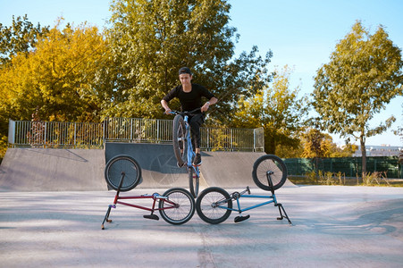 Bmx骑自行车者生活方式滑板场培训极端自行车运动危险循环街头骑车青少年在夏季公园骑自行车运动员生活方式图片