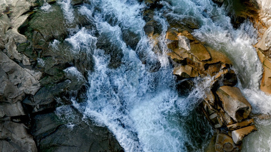 快速和危险的山川瀑布落在悬崖岩石上图片