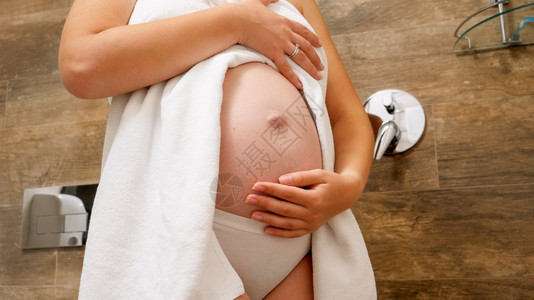 孕妇洗澡时的孕期保健概念图片