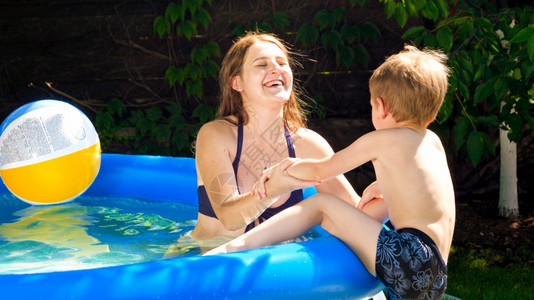 孩子和母亲在游泳池玩乐图片