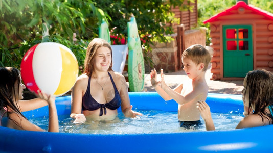 孩子和母亲在游泳池玩乐图片