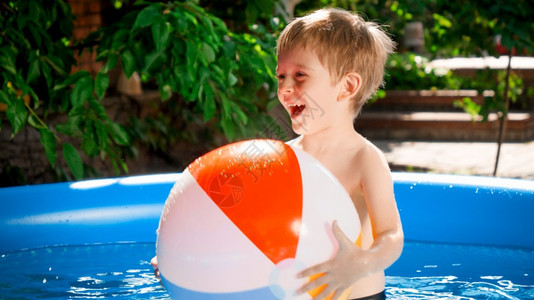 开心的孩子们在后院的游泳池玩乐图片