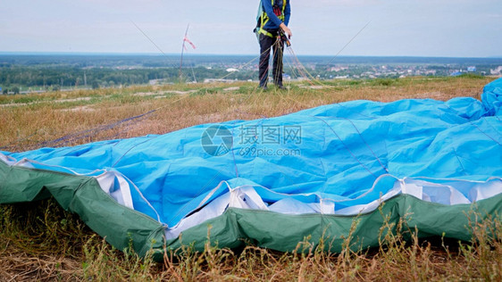 降落伞兵登陆在草地上图片