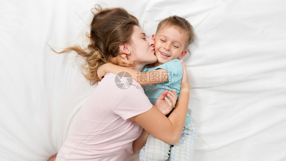 母亲躺在床上拥抱着儿子图片
