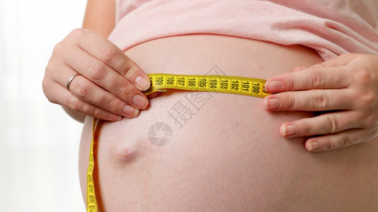 孕妇用测量带测量肚子图片