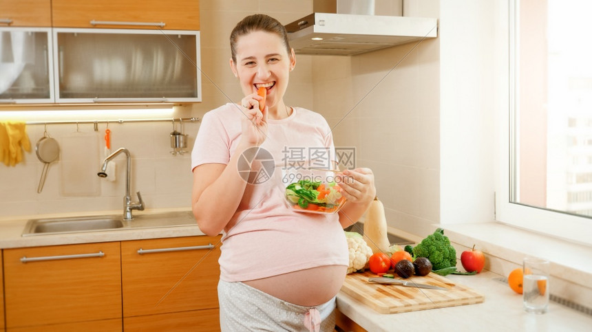 厨房做饭的孕妇图片