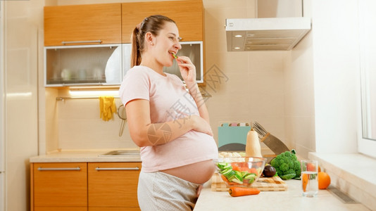 宝宝吃蔬菜女性的烹饪高清图片