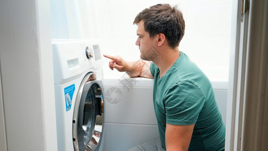 男洗衣服和做家务图片