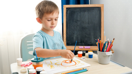 小男孩在学校课堂上画有创意的儿童画在家接受禁闭期间的教育家被禁闭期间的育图片