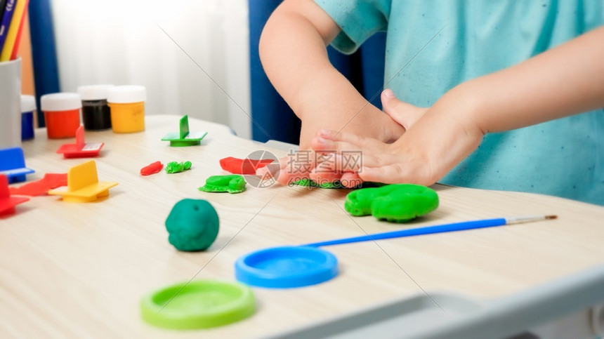 在家书桌儿童爱好在家中书桌儿童爱好使用塑料表格制作和雕塑玩具料或面粉上的儿童爱好在家中书桌儿童爱好图片