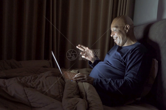 快乐的笑脸生意黑人非裔美国在家工作和同事交谈在网络摄像头视频电话会议计算机在隔离家里的卧室深夜图片
