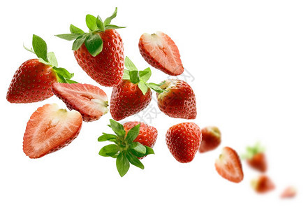 草莓漂浮在白色背景上图片