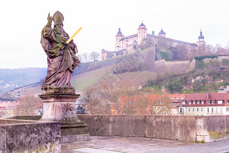 旧主桥上的圣基里安雕像AlteMainbrucke背景为FortressMarienberg德国沃茨堡巴伐利亚佛朗哥尼北巴伐利图片