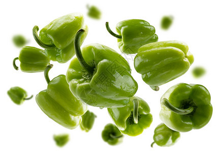 绿色辣椒悬浮在白背景上绿色辣椒悬浮在白背景上图片