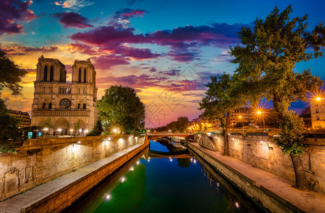 巴黎圣母院塞纳河上空的日出图片