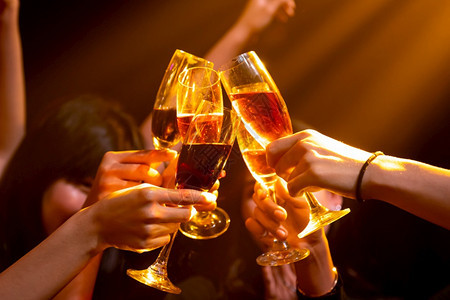 一群人晚上在舞厅的派对为饮料敬酒社交聚会和夜生活娱乐概念图片