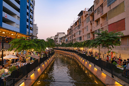 曼谷旅游者艇独木舟或皮泰国OngAngCanal人们的冒险活动娱乐生方式走在街上图片