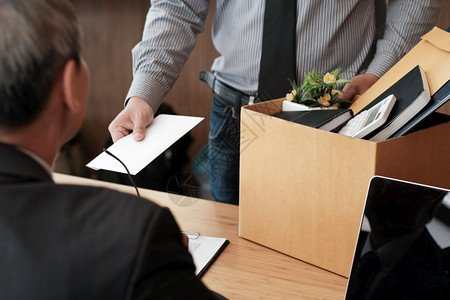 商人向老板和控股公司发辞职信或携带办公桌纸箱图片