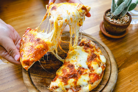 新鲜热的一小片香甜素食披萨奶油芝士意大利热奶酪披萨玛格丽塔图片