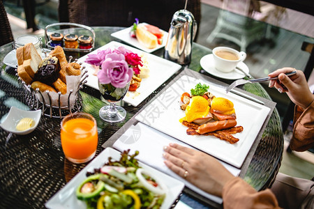 全美早餐丰盛健康分散在咖啡桌边早餐咖啡鸡蛋面包图片