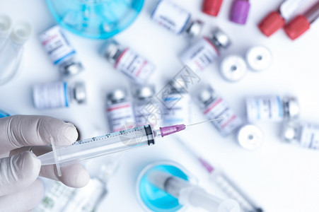 研制冠状新冠19保险概念中的疫苗瓶和防治冠状2019ncov治愈实验室医学研究以阻止传播图片