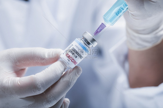 反对新冠19实验室的冠状疫苗研究专业科学家持有注射器和瓶子疫苗用于治疗注射大流行病期间的医学临床治疗图片