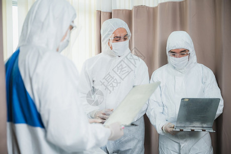医疗专业人员生佩戴外科口罩以防止传播在医院工作科罗纳新冠19流感保护概念图片