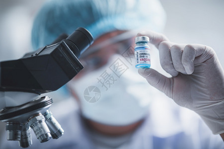 反对新冠19医院实验室的冠状疫苗研究专业科学家持有新疫苗用于治疗注射大流行病期间的医学临床治疗图片