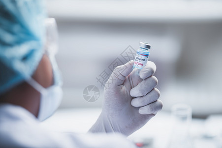 反对新冠19医院实验室的冠状疫苗研究专业科学家持有新疫苗用于治疗注射大流行病期间的医学临床治疗图片