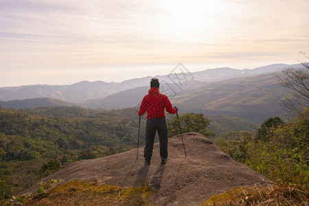 一位亚洲旅游者登山或徒步悬崖的足迹户外风景背冒险生活方式图片