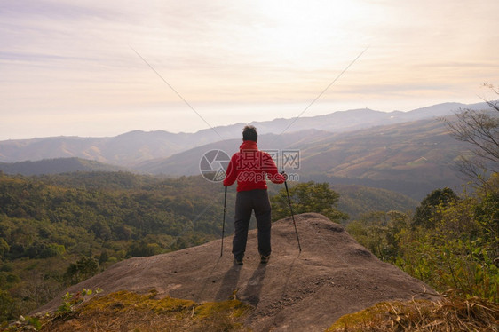 一位亚洲旅游者登山或徒步悬崖的足迹户外风景背冒险生活方式图片