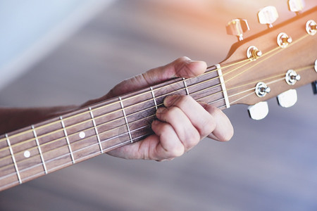 人手演奏声乐吉他关闭和弦手音乐器用于娱或爱好激情概念有选择的焦点图片