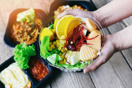 将家里桌上的盒式食品包装带走的塑料食品交付健康盒与水果生菜蔬沙拉酱服务食品订单在线交付图片