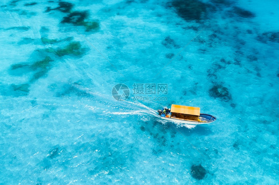 夏季日落时清蓝水中渔船的空视图图片