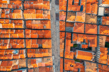 克罗地亚杜布夫尼克夏季日落时有橙色屋顶的房空中景象旧城美丽建筑的顶端景象历史中心建筑物街上行走的人图片