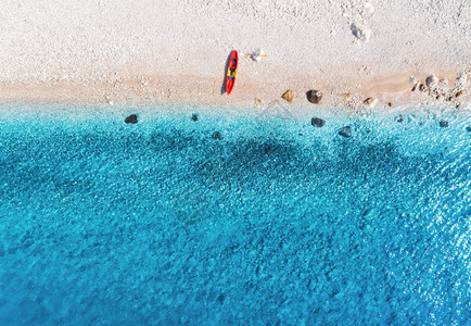 在夏季阳光明媚的下海滨有透明的蓝水在克罗地亚旅行最亮的船景日落时带皮艇的陆地景观旅行图片