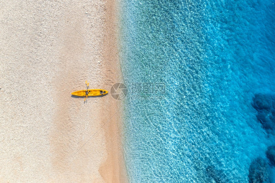 在夏季阳光明媚的下海滨有透明的蓝水在克罗地亚旅行最亮的船景日落时有皮艇的陆地景观旅行图片