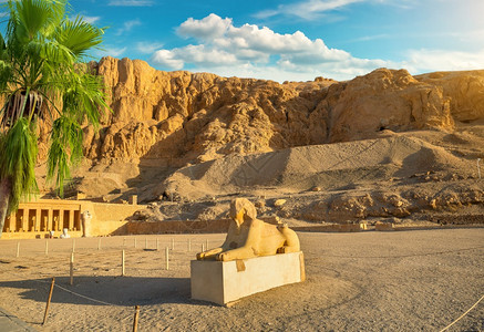 埃及Hatshepsut寺附近的山庙图片