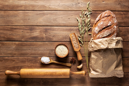 木制桌上自烘烤用新鲜面包和食品的放在木板上有复制空间的背景纹理图片
