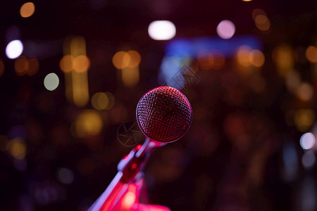 在迪斯科酒吧背景的迪斯科酒吧表演音乐节时在舞台音乐会上播放麦克风配有多彩照明激光束聚节目播放晚间娱乐活动图片