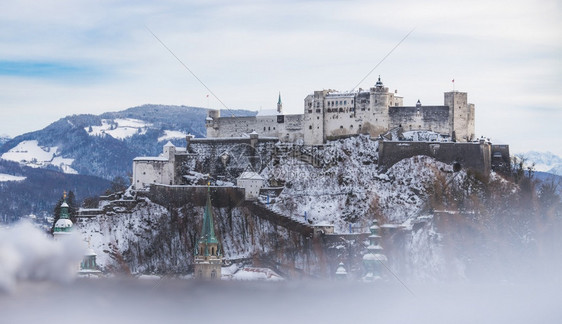 冬天的Hohensalzburg堡雪图片