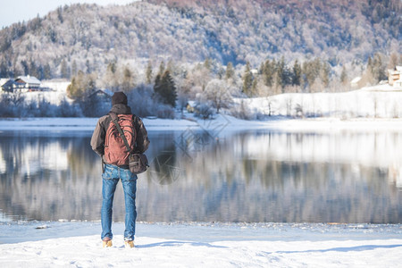 白人运动家在湖边享受风景冬季图片