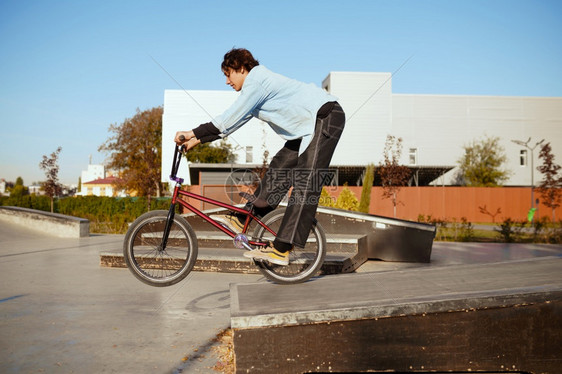 BMX小骑自行车者玩把戏滑板场训练极端自行车运动危险循环冒街头骑马夏季公园自行车青年者玩把戏图片