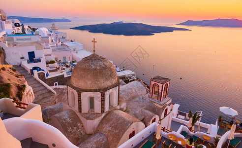 希腊圣托里尼岛希腊日落时菲拉镇和爱琴海的全美景图片
