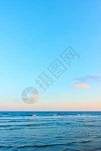 海平面和蓝天空可用作背景图片
