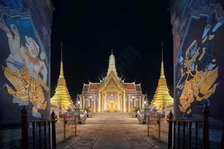 泰国曼谷翡翠佛寺的金塔城市老的WatPhraKaew和GrandPalace佛教寺庙泰国建筑夜间旅游景点图片