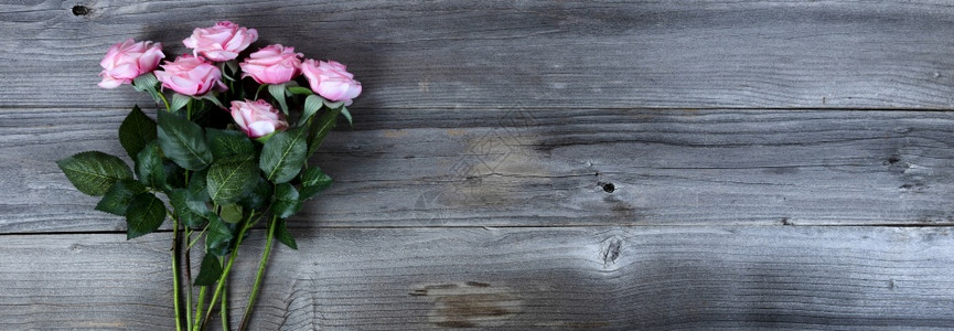 关于母亲日概念在生锈木上粉红玫瑰的母亲日概念图片