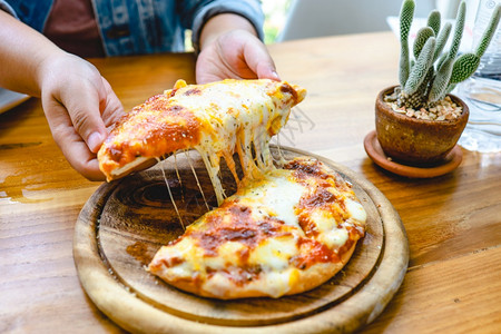 芝士披萨新鲜热的一小片香甜素食披萨奶油芝士意大利热奶酪披萨玛格丽塔背景