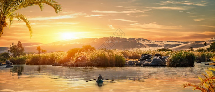 大尼罗河景象在日落时阿斯旺日落时在阿斯旺图片