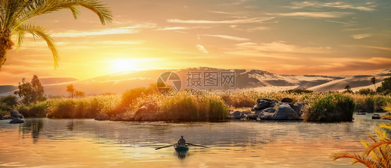 大尼罗河景象在日落时阿斯旺日落时在阿斯旺图片